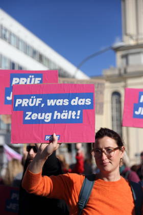 Eine Demonstrantin steht mit Schild Prüf, was das Zeug hält! auf der Breiten Straße während einer Demonstration für die Überprüfung rechtsextremer Parteien durch das Bundesverfassungsgericht, Potsdam, 10. Oktober 2026. Prüf-Demo in Potsdam