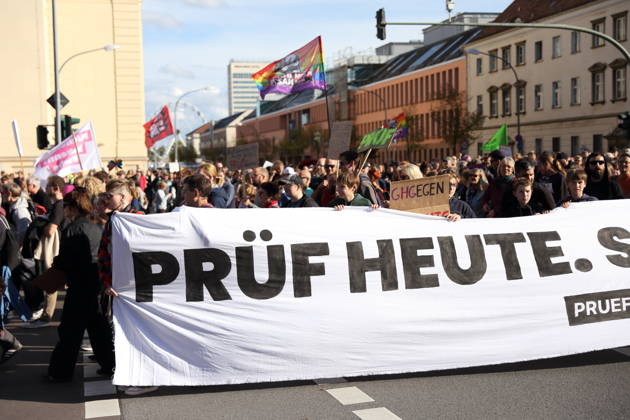 Demonstranten stehen mit Banner Prüf heute. Schütz morgen! auf der Breiten Straße während einer Demonstration für die Überprüfung rechtsextremer Parteien durch das Bundesverfassungsgericht, Potsdam, 10. Oktober 2026. Prüf-Demo in Potsdam