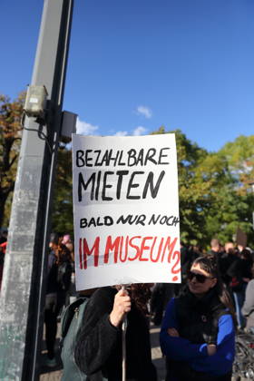 Eine Demonstrantin steht mit Schild Bezahlbare Mieten bald nur noch im Museum? am Platz der Einheit während einer Demonstration gegen Wohnungsnot und steigende Mieten, Potsdam, 10. Oktober 2026. Mieten-Demo in Potsdam
