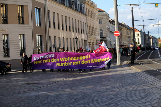 Demonstranten laufen mit Banner Es reicht! Her mit den Wohnungen! Runter mit den Mieten! in der Friedrich-Ebert-Straße während einer Demonstration gegen Wohnungsnot und steigende Mieten, Potsdam, 10. Oktober 2026. Mieten-Demo in Potsdam