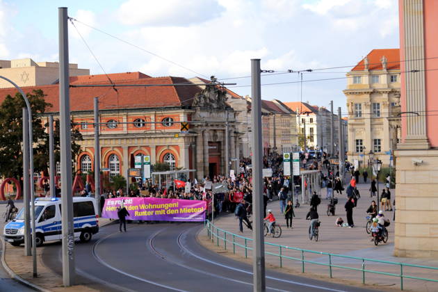 Demonstranten laufen mit Banner Es reicht! Her mit den Wohnungen! Runter mit den Mieten! am Landtag während einer Demonstration gegen Wohnungsnot und steigende Mieten, Potsdam, 10. Oktober 2026. Mieten-Demo in Potsdam