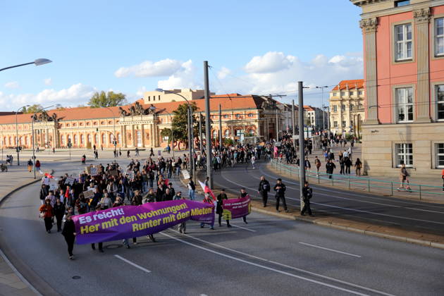 Demonstranten laufen mit Banner Es reicht! Her mit den Wohnungen! Runter mit den Mieten! am Landtag während einer Demonstration gegen Wohnungsnot und steigende Mieten, Potsdam, 10. Oktober 2026. Mieten-Demo in Potsdam