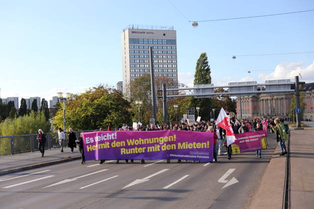 Demonstranten laufen mit Banner Es reicht! Her mit den Wohnungen! Runter mit den Mieten! auf der Langen Brücke während einer Demonstration gegen Wohnungsnot und steigende Mieten, Potsdam, 10. Oktober 2026. Mieten-Demo in Potsdam
