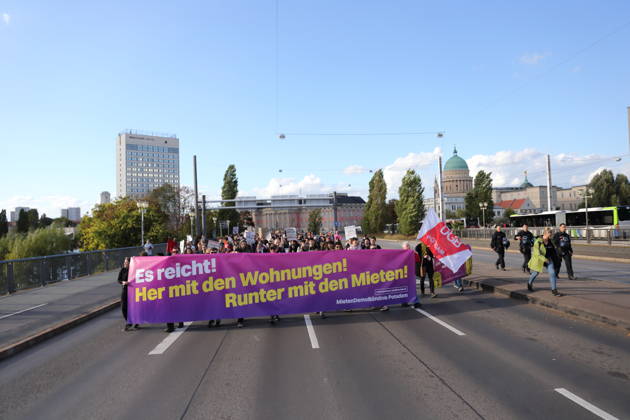 Demonstranten laufen mit Banner Es reicht! Her mit den Wohnungen! Runter mit den Mieten! auf der Langen Brücke während einer Demonstration gegen Wohnungsnot und steigende Mieten, Potsdam, 10. Oktober 2026. Mieten-Demo in Potsdam