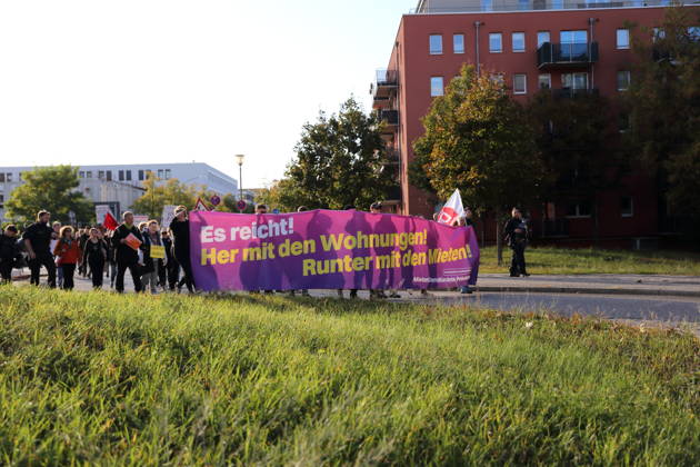 Demonstranten laufen mit Banner Es reicht! Her mit den Wohnungen! Runter mit den Mieten! am Humboldtring während einer Demonstration gegen Wohnungsnot und steigende Mieten, Potsdam, 10. Oktober 2026. Mieten-Demo in Potsdam