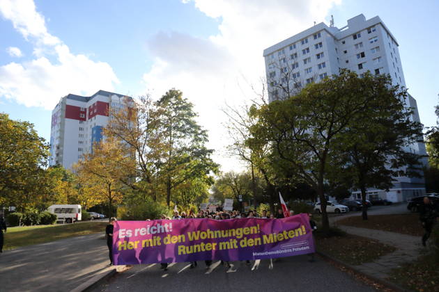 Demonstranten laufen mit Banner Es reicht! Her mit den Wohnungen! Runter mit den Mieten! am Humboldtring während einer Demonstration gegen Wohnungsnot und steigende Mieten, Potsdam, 10. Oktober 2026. Mieten-Demo in Potsdam
