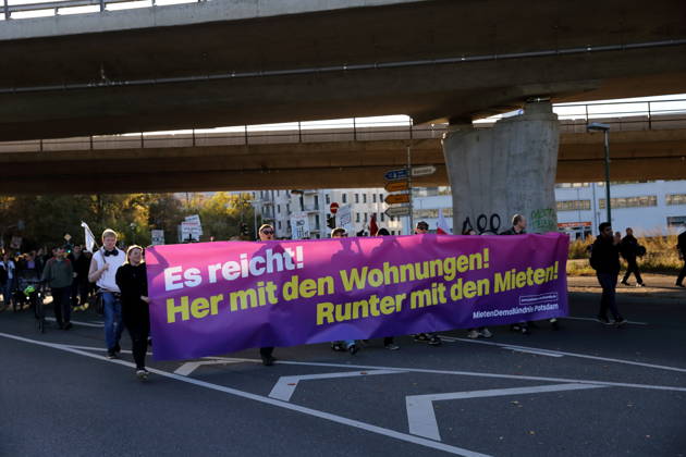 Demonstranten laufen mit Banner Es reicht! Her mit den Wohnungen! Runter mit den Mieten! in der Friedrich-List-Straße während einer Demonstration gegen Wohnungsnot und steigende Mieten, Potsdam, 10. Oktober 2026. Mieten-Demo in Potsdam