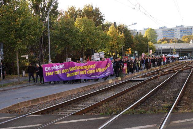 Demonstranten laufen mit Banner Es reicht! Her mit den Wohnungen! Runter mit den Mieten! in der Rudolf-Breitscheid-Straße während einer Demonstration gegen Wohnungsnot und steigende Mieten, Potsdam, 10. Oktober 2026. Mieten-Demo in Potsdam