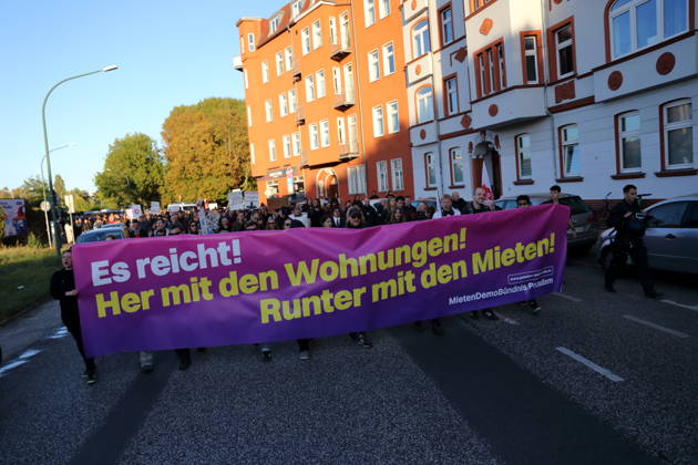 Demonstranten laufen mit Banner Es reicht! Her mit den Wohnungen! Runter mit den Mieten! in der Friedrich-Engels-Straße während einer Demonstration gegen Wohnungsnot und steigende Mieten, Potsdam, 10. Oktober 2026. Mieten-Demo in Potsdam