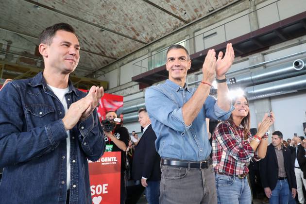 Pedro Sánchez Speaks at a Pre-Campaign Event in Ponferrada, León The Secretary-General of the PSOE and Prime Minister, Pedro Sánchez, during a PSOE pre-campaign event at La Térmica Cultural in Ponferrada on October 11, 2026, in Ponferrada, León, Castile and León, Spain. The Prime Minister and Secretary-General of the PSOE, Pedro Sánchez, kicked off the pre-campaign for the general election on November 29 this weekend with two events: on Saturday in Dos Hermanas, Seville, and today in Ponferrada, León, at the Térmica Cultural of the Energy Foundation, October 11, 2026, Ponferrada, León, Castile and León, Spain Copyright: xCarlosxCastrox 7837677