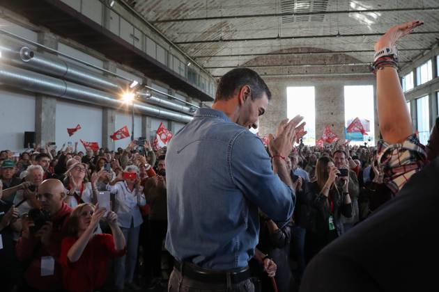 Pedro Sánchez Speaks at a Pre-Campaign Event in Ponferrada, León The Secretary-General of the PSOE and Prime Minister, Pedro Sánchez, during a PSOE pre-campaign event at La Térmica Cultural in Ponferrada on October 11, 2026, in Ponferrada, León, Castile and León, Spain. The Prime Minister and Secretary-General of the PSOE, Pedro Sánchez, kicked off the pre-campaign for the general election on November 29 this weekend with two events: on Saturday in Dos Hermanas, Seville, and today in Ponferrada, León, at the Térmica Cultural of the Energy Foundation, October 11, 2026, Ponferrada, León, Castile and León, Spain Copyright: xCarlosxCastrox 7837716