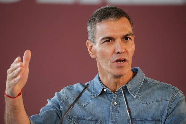 Pedro Sánchez Speaks at a Pre-Campaign Event in Ponferrada, León The Secretary-General of the PSOE and Prime Minister, Pedro Sánchez, during a PSOE pre-campaign event at La Térmica Cultural in Ponferrada on October 11, 2026, in Ponferrada, León, Castile and León, Spain. The Prime Minister and Secretary-General of the PSOE, Pedro Sánchez, kicked off the pre-campaign for the general election on November 29 this weekend with two events: on Saturday in Dos Hermanas, Seville, and today in Ponferrada, León, at the Térmica Cultural of the Energy Foundation, October 11, 2026, Ponferrada, León, Castile and León, Spain Copyright: xCarlosxCastrox 7837725