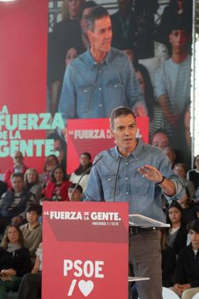 Pedro Sánchez Speaks at a Pre-Campaign Event in Ponferrada, León The Secretary-General of the PSOE and Prime Minister, Pedro Sánchez, during a PSOE pre-campaign event at La Térmica Cultural in Ponferrada on October 11, 2026, in Ponferrada, León, Castile and León, Spain. The Prime Minister and Secretary-General of the PSOE, Pedro Sánchez, kicked off the pre-campaign for the general election on November 29 this weekend with two events: on Saturday in Dos Hermanas, Seville, and today in Ponferrada, León, at the Térmica Cultural of the Energy Foundation, October 11, 2026, Ponferrada, León, Castile and León, Spain Copyright: xCarlosxCastrox 7837729