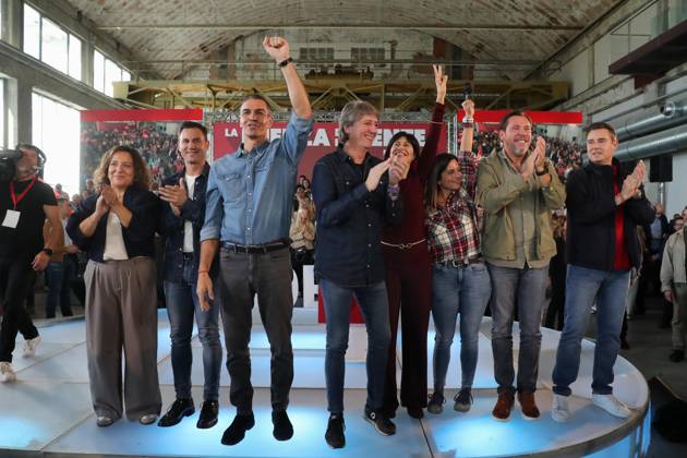 Pedro Sánchez Speaks at a Pre-Campaign Event in Ponferrada, León. The Secretary-General of the PSOE and Prime Minister, Pedro Sánchez 3i, accompanied by the Secretary-General of the Castile and León Socialist Party, Carlos Martínez c, the Secretary-General of the PSOE in León, Javier Cendón 2i, the Minister of Equality, Ana Redondo 4d, the Minister of Transportation and Sustainable Mobility, Óscar Puente 2d, and the Deputy Secretary-General of the PSOE in Castile and León, Nuria Rubio d, during a PSOE pre-campaign event at La Térmica Cultural in Ponferrada on October 11, 2026, in Ponferrada, León, Castile and León, Spain. The Prime Minister and Secretary-General of the PSOE, Pedro Sánchez, kicked off the pre-campaign for the general electi Copyright: xCarlosxCastrox 7837737