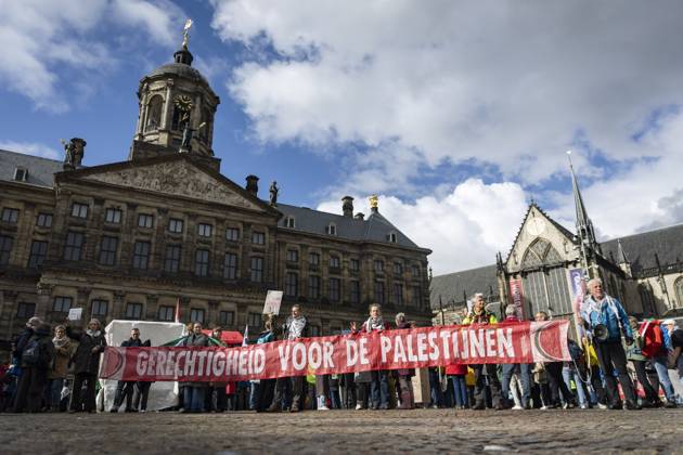 AMSTERDAM - National protest on Dam Square marking the conclusion of the nationwide week of action for sanctions against Israel. According to various activist groups, despite the ceasefire , the genocide against the Palestinian people continues unabated. KOEN VAN WEEL ANP netherlands out - belgium out  Copyright: xx x572123186x originalFilename: 572123186.jpg