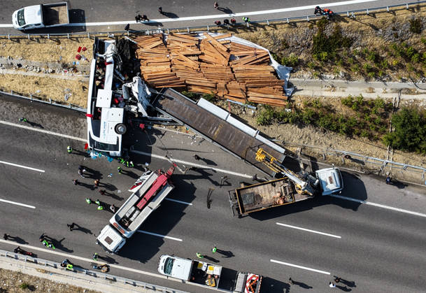 11 killed, 27 injured in tour bus crash in western Turkiye MANISA, TURKIYE - OCTOBER 11: An aerial view of the accident site after a tow truck and a tour bus collided in the Akhisar district of Manisa, Turkiye, on October 11, 2026. At least 11 people were killed and 27 others injured in the crash, with firefighters, police and medical teams dispatched to the scene. Mahmut Serdar Alakus Anadolu Manisa Turkey. Editorial use only. Please get in touch for any other usage.  Copyright: x2026xAnadoluxMahmutxSerdarxAlakusx