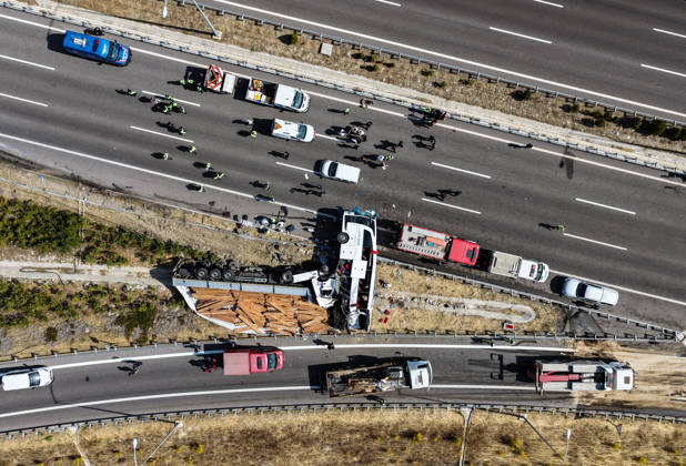 11 killed, 27 injured in tour bus crash in western Turkiye MANISA, TURKIYE - OCTOBER 11: An aerial view of the accident site after a tow truck and a tour bus collided in the Akhisar district of Manisa, Turkiye, on October 11, 2026. At least 11 people were killed and 27 others injured in the crash, with firefighters, police and medical teams dispatched to the scene. Mahmut Serdar Alakus Anadolu Manisa Turkey. Editorial use only. Please get in touch for any other usage.  Copyright: x2026xAnadoluxMahmutxSerdarxAlakusx