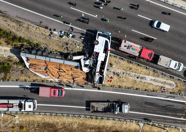 11 killed, 27 injured in tour bus crash in western Turkiye MANISA, TURKIYE - OCTOBER 11: An aerial view of the accident site after a tow truck and a tour bus collided in the Akhisar district of Manisa, Turkiye, on October 11, 2026. At least 11 people were killed and 27 others injured in the crash, with firefighters, police and medical teams dispatched to the scene. Mahmut Serdar Alakus Anadolu Manisa Turkey. Editorial use only. Please get in touch for any other usage.  Copyright: x2026xAnadoluxMahmutxSerdarxAlakusx