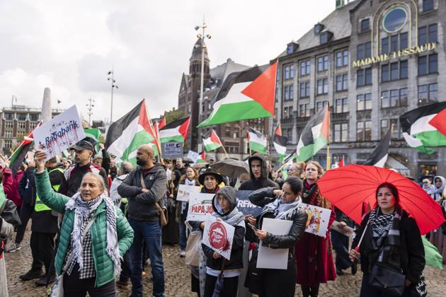 AMSTERDAM - Demonstrators during a national protest on Dam Square marking the conclusion of the nationwide week of action for sanctions against Israel. According to various activist groups, despite the ceasefire , the genocide against the Palestinian people continues unabated. KOEN VAN WEEL ANP netherlands out - belgium out  Copyright: xx x572124331x originalFilename: 572124331.jpg