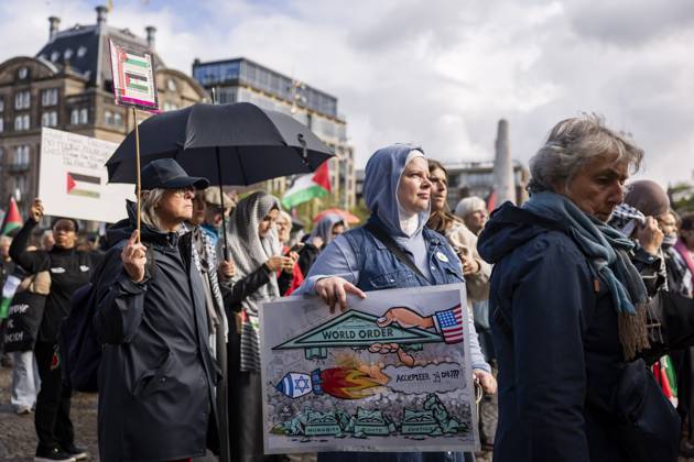 AMSTERDAM - Demonstrators during a national protest on Dam Square marking the conclusion of the nationwide week of action for sanctions against Israel. According to various activist groups, despite the ceasefire , the genocide against the Palestinian people continues unabated. KOEN VAN WEEL ANP netherlands out - belgium out Copyright: xx x572124338x originalFilename: 572124338
