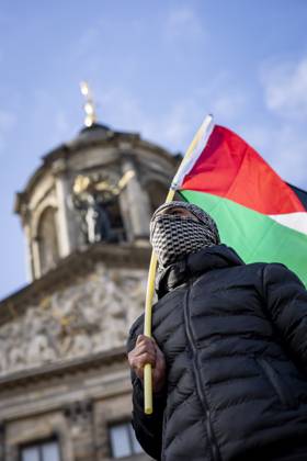 AMSTERDAM - A demonstrator during a national protest on Dam Square marking the conclusion of the nationwide week of action for sanctions against Israel. According to various activist groups, despite the ceasefire , the genocide against the Palestinian people continues unabated. KOEN VAN WEEL ANP netherlands out - belgium out  Copyright: xx x572124650x originalFilename: 572124650.jpg
