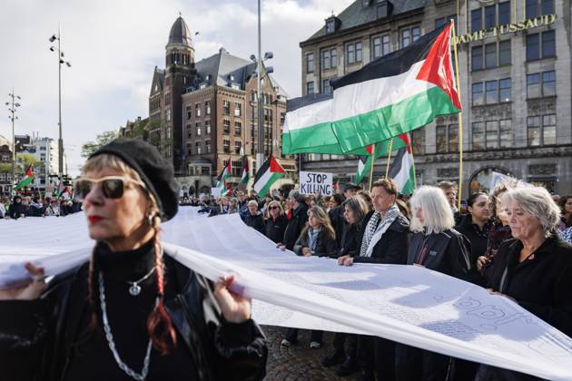 AMSTERDAM - Demonstrators during a national protest on Dam Square marking the conclusion of the nationwide week of action for sanctions against Israel. According to various activist groups, despite the ceasefire , the genocide against the Palestinian people continues unabated. KOEN VAN WEEL ANP netherlands out - belgium out Copyright: xx x572125879x originalFilename: 572125879