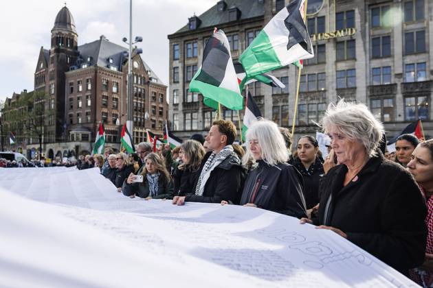 AMSTERDAM - Demonstrators during a national protest on Dam Square marking the conclusion of the nationwide week of action for sanctions against Israel. According to various activist groups, despite the ceasefire , the genocide against the Palestinian people continues unabated. KOEN VAN WEEL ANP netherlands out - belgium out Copyright: xx x572125937x originalFilename: 572125937