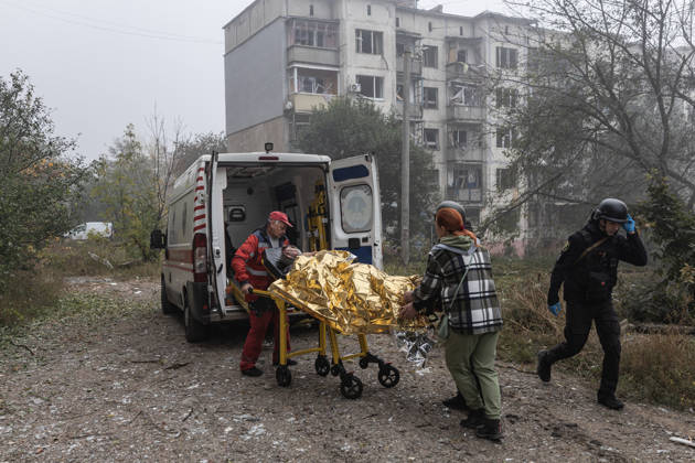 Russian air strike hits residential building in Sloviansk SLOVIANSK, UKRAINE - OCTOBER 11: Doctors and police evacuate an injured woman following a Russian air strike on a residential building in Sloviansk, Ukraine, on October 11, 2026. Diego Herrera Carcedo Anadolu Sloviansk Ukraine. Editorial use only. Please get in touch for any other usage.  Copyright: x2026xAnadoluxDiegoxHerreraxCarcedox