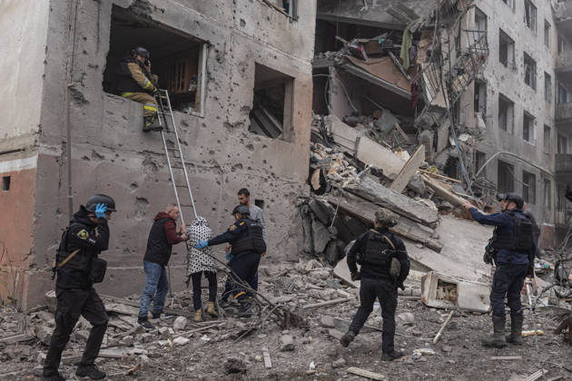 Russian air strike hits residential building in Sloviansk SLOVIANSK, UKRAINE - OCTOBER 11: Firefighters evacuate an injured woman following a Russian air raid on a residential building in Sloviansk, Ukraine, on October 11, 2026. Diego Herrera Carcedo Anadolu Sloviansk Ukraine. Editorial use only. Please get in touch for any other usage.  Copyright: x2026xAnadoluxDiegoxHerreraxCarcedox