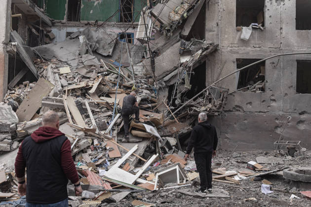 Russian air strike hits residential building in Sloviansk SLOVIANSK, UKRAINE - OCTOBER 11: A resident searches for his belongings following a Russian air strike on a residential block in Sloviansk, Ukraine, on October 11, 2026. Diego Herrera Carcedo Anadolu Sloviansk Ukraine. Editorial use only. Please get in touch for any other usage.  Copyright: x2026xAnadoluxDiegoxHerreraxCarcedox