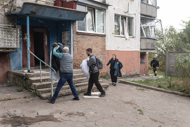 Russian air strike hits residential building in Sloviansk SLOVIANSK, UKRAINE - OCTOBER 11: Civilians carry their belongings following a Russian aerial bombing of a residential building in Sloviansk, Ukraine, on October 11, 2026. Diego Herrera Carcedo Anadolu Sloviansk Ukraine. Editorial use only. Please get in touch for any other usage.  Copyright: x2026xAnadoluxDiegoxHerreraxCarcedox