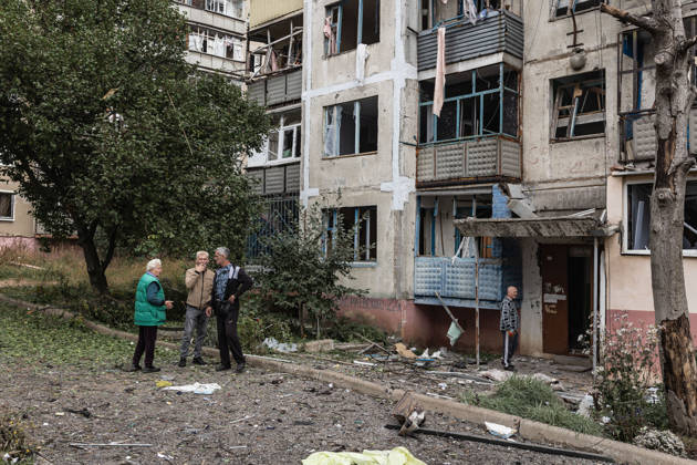 Russian air strike hits residential building in Sloviansk SLOVIANSK, UKRAINE - OCTOBER 11: Civilians stand next to a damaged building following a Russian aerial bombing of a residential block in Sloviansk, Ukraine, on October 11, 2026. Diego Herrera Carcedo Anadolu Sloviansk Ukraine. Editorial use only. Please get in touch for any other usage.  Copyright: x2026xAnadoluxDiegoxHerreraxCarcedox
