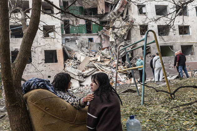 Russian air strike hits residential building in Sloviansk SLOVIANSK, UKRAINE - OCTOBER 11: An injured woman stands next to a destroyed building following a Russian air strike on a residential block in Sloviansk, Ukraine, on October 11, 2026. Diego Herrera Carcedo Anadolu Sloviansk Ukraine. Editorial use only. Please get in touch for any other usage.  Copyright: x2026xAnadoluxDiegoxHerreraxCarcedox
