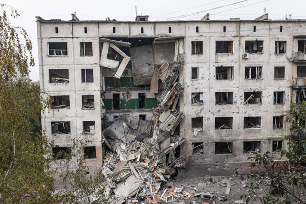 Russian air strike hits residential building in Sloviansk SLOVIANSK, UKRAINE - OCTOBER 11: A view of the damaged building following a Russian aerial bombing of a residential block in Sloviansk, Ukraine, on October 11, 2026. Diego Herrera Carcedo Anadolu Sloviansk Ukraine. Editorial use only. Please get in touch for any other usage.  Copyright: x2026xAnadoluxDiegoxHerreraxCarcedox