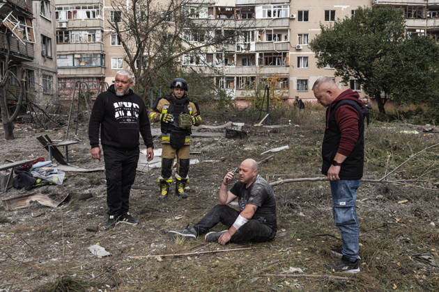 Russian air strike hits residential building in Sloviansk SLOVIANSK, UKRAINE - OCTOBER 11: A man who escaped from the rubble speaks on the phone next to the damaged building following a Russian aerial bombing of a residential block in Sloviansk, Ukraine, on October 11, 2026. Diego Herrera Carcedo Anadolu Sloviansk Ukraine. Editorial use only. Please get in touch for any other usage.  Copyright: x2026xAnadoluxDiegoxHerreraxCarcedox