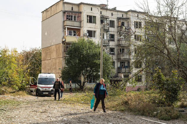 Russian air strike hits residential building in Sloviansk SLOVIANSK, UKRAINE - OCTOBER 11: Civilians walk past a damaged building following a Russian aerial bombing of a residential block in Sloviansk, Ukraine, on October 11, 2026. Diego Herrera Carcedo Anadolu Sloviansk Ukraine. Editorial use only. Please get in touch for any other usage.  Copyright: x2026xAnadoluxDiegoxHerreraxCarcedox