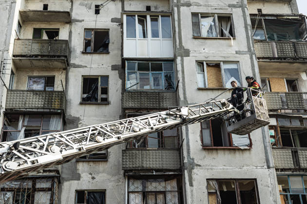 Russian air strike hits residential building in Sloviansk SLOVIANSK, UKRAINE - OCTOBER 11: Firefighters rescue a civilian from a damaged building following a Russian aerial strike on a residential building in Sloviansk, Ukraine, on October 11, 2026. Diego Herrera Carcedo Anadolu Sloviansk Ukraine. Editorial use only. Please get in touch for any other usage.  Copyright: x2026xAnadoluxDiegoxHerreraxCarcedox
