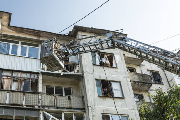 Russian air strike hits residential building in Sloviansk SLOVIANSK, UKRAINE - OCTOBER 11: Firefighters rescue a civilian from a damaged building following a Russian aerial strike on a residential building in Sloviansk, Ukraine, on October 11, 2026. Diego Herrera Carcedo Anadolu Sloviansk Ukraine. Editorial use only. Please get in touch for any other usage.  Copyright: x2026xAnadoluxDiegoxHerreraxCarcedox