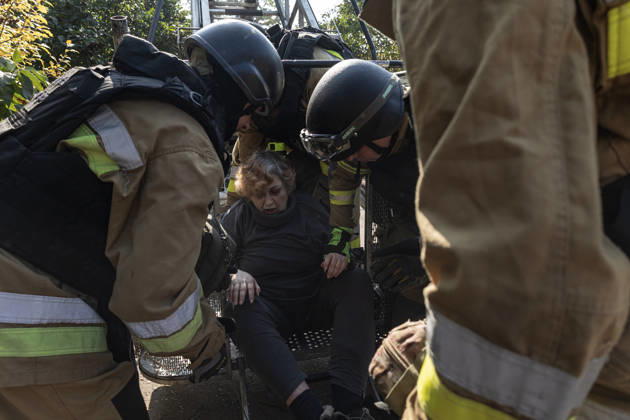 Russian air strike hits residential building in Sloviansk SLOVIANSK, UKRAINE - OCTOBER 11: Firefighters rescue a civilian from a damaged building following a Russian aerial strike on a residential building in Sloviansk, Ukraine, on October 11, 2026. Diego Herrera Carcedo Anadolu Sloviansk Ukraine. Editorial use only. Please get in touch for any other usage.  Copyright: x2026xAnadoluxDiegoxHerreraxCarcedox