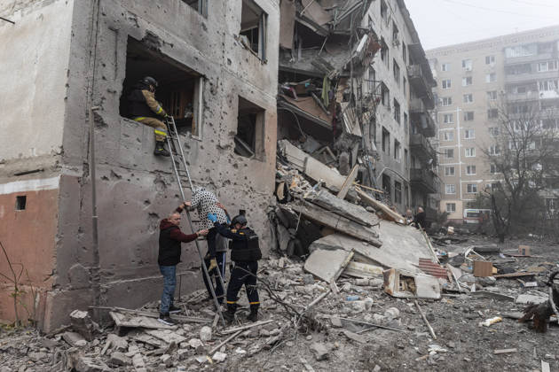 Russian air strike hits residential building in Sloviansk SLOVIANSK, UKRAINE - OCTOBER 11: Firefighters evacuate an injured woman following a Russian air raid on a residential building in Sloviansk, Ukraine, on October 11, 2026. Diego Herrera Carcedo Anadolu Sloviansk Ukraine. Editorial use only. Please get in touch for any other usage.  Copyright: x2026xAnadoluxDiegoxHerreraxCarcedox