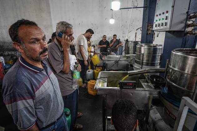 Olive harvest in Gaza despite destruction and access restrictions GAZA STRIP, GAZA, PALESTINE - OCTOBER 11: People work at an olive press facility west of Al-Zawayda as olive oil production continues in the Gaza Strip, Palestine, on October 11, 2026. Palestinian farmers harvest olives from the few trees left standing after Israeli attacks caused extensive damage to agricultural land across the territory, while access to fields in areas designated as the Yellow Line remains restricted. Adam Bilal Anadolu Gaza Gaza. Editorial use only. Please get in touch for any other usage. Copyright: x2026xAnadoluxAdamxBilalx