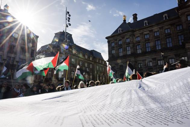 AMSTERDAM - Demonstrators during a national protest on Dam Square marking the conclusion of the nationwide week of action for sanctions against Israel. According to various activist groups, despite the ceasefire , the genocide against the Palestinian people continues unabated. KOEN VAN WEEL ANP netherlands out - belgium out Copyright: xx x572127072x originalFilename: 572127072