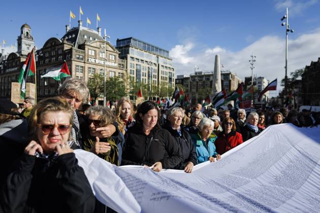 AMSTERDAM - Demonstrators during a national protest on Dam Square marking the conclusion of the nationwide week of action for sanctions against Israel. According to various activist groups, despite the ceasefire , the genocide against the Palestinian people continues unabated. KOEN VAN WEEL ANP netherlands out - belgium out Copyright: xx x572127078x originalFilename: 572127078