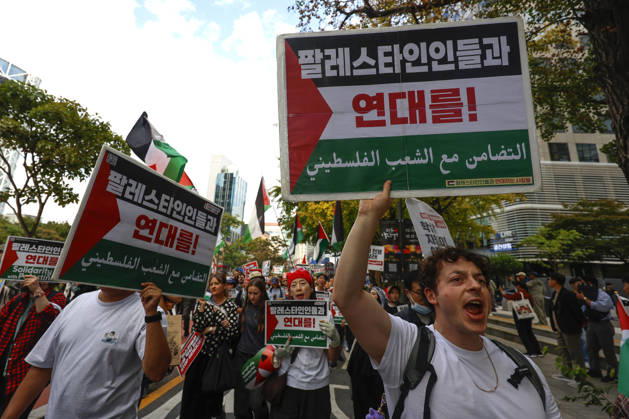 Protest condemning Gaza conflict in Seoul Demonstrators march with placards to protest Israel s attacks in the Gaza Strip, in Seoul, South Korea, on October 11, 2026 . The rally was held aa part of the Global Action for Palestine, a coordinated international mobilization held on October 10 11 marking three years since the 2023 Hamas attacks and the ensuing war. Seoul South Korea Copyright: xMatrixxImages JungxUi-Chelx
