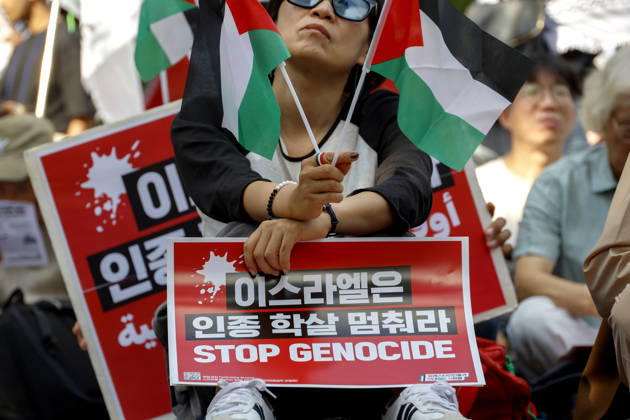 Protest condemning Gaza conflict in Seoul Demonstrators march with placards to protest Israel s attacks in the Gaza Strip, in Seoul, South Korea, on October 11, 2026 . The rally was held aa part of the Global Action for Palestine, a coordinated international mobilization held on October 10 11 marking three years since the 2023 Hamas attacks and the ensuing war. Seoul South Korea Copyright: xMatrixxImages JungxUi-Chelx