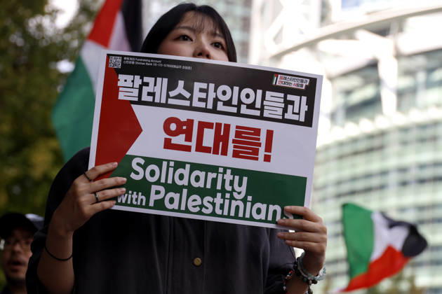 Protest condemning Gaza conflict in Seoul Demonstrators march with placards to protest Israel s attacks in the Gaza Strip, in Seoul, South Korea, on October 11, 2026 . The rally was held aa part of the Global Action for Palestine, a coordinated international mobilization held on October 10 11 marking three years since the 2023 Hamas attacks and the ensuing war. Seoul South Korea Copyright: xMatrixxImages JungxUi-Chelx