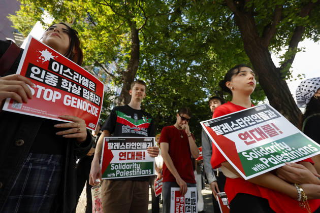 Protest condemning Gaza conflict in Seoul Demonstrators march with placards to protest Israel s attacks in the Gaza Strip, in Seoul, South Korea, on October 11, 2026 . The rally was held aa part of the Global Action for Palestine, a coordinated international mobilization held on October 10 11 marking three years since the 2023 Hamas attacks and the ensuing war. Seoul South Korea Copyright: xMatrixxImages JungxUi-Chelx