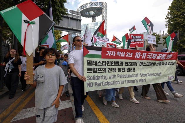 Protest condemning Gaza conflict in Seoul Demonstrators march with placards to protest Israel s attacks in the Gaza Strip, in Seoul, South Korea, on October 11, 2026 . The rally was held aa part of the Global Action for Palestine, a coordinated international mobilization held on October 10 11 marking three years since the 2023 Hamas attacks and the ensuing war. Seoul South Korea Copyright: xMatrixxImages JungxUi-Chelx