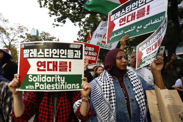 Protest condemning Gaza conflict in Seoul Demonstrators march with placards to protest Israel s attacks in the Gaza Strip, in Seoul, South Korea, on October 11, 2026 . The rally was held aa part of the Global Action for Palestine, a coordinated international mobilization held on October 10 11 marking three years since the 2023 Hamas attacks and the ensuing war. Seoul South Korea Copyright: xMatrixxImages JungxUi-Chelx