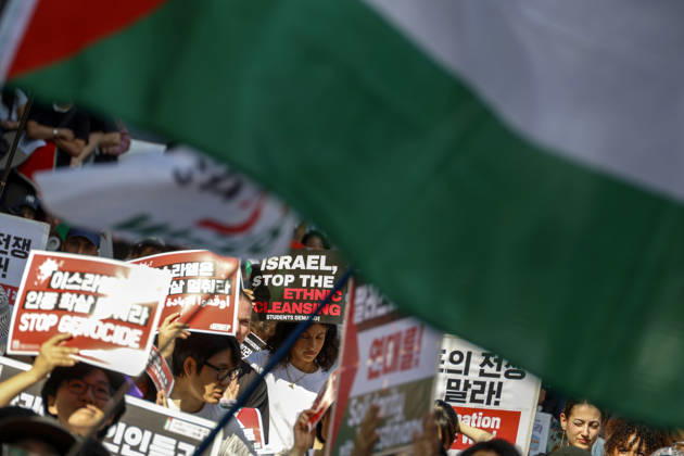 Protest condemning Gaza conflict in Seoul Demonstrators march with placards to protest Israel s attacks in the Gaza Strip, in Seoul, South Korea, on October 11, 2026 . The rally was held aa part of the Global Action for Palestine, a coordinated international mobilization held on October 10 11 marking three years since the 2023 Hamas attacks and the ensuing war. Seoul South Korea Copyright: xMatrixxImages JungxUi-Chelx
